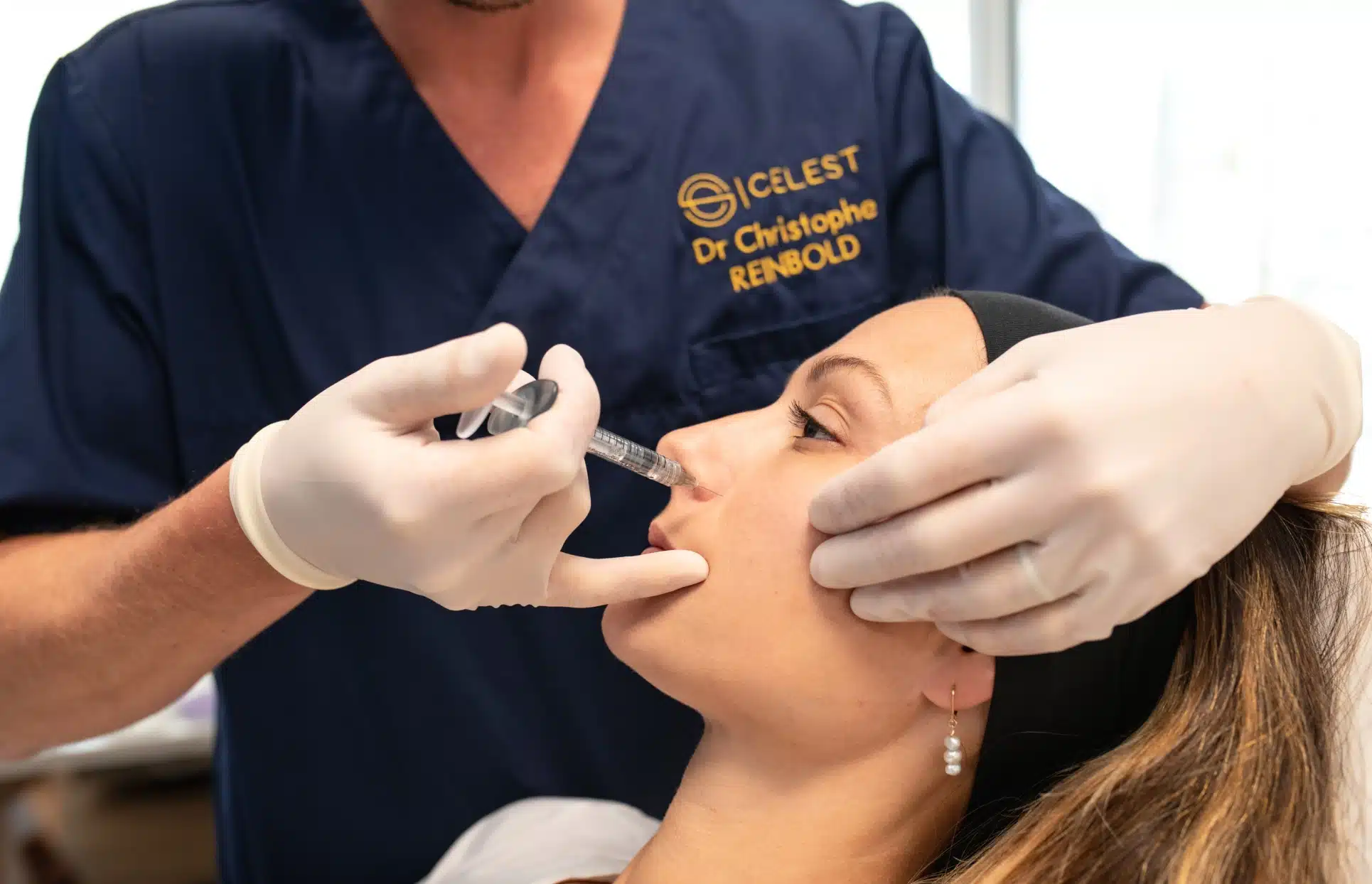 Patiente se fait injecter dans le visage par un professionnel son parcours | Dr Christophe Reinbold Lyon