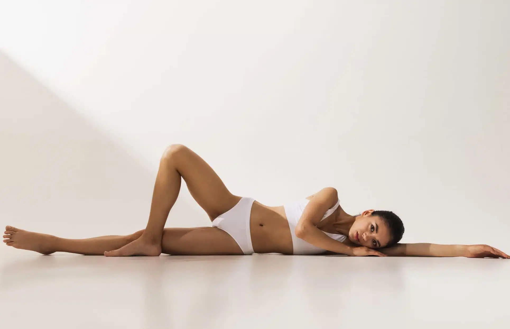 Photo stylisee d une jeune femme allongee sur son cote gauche epilation laser | Dr Christophe Reinbold Lyon