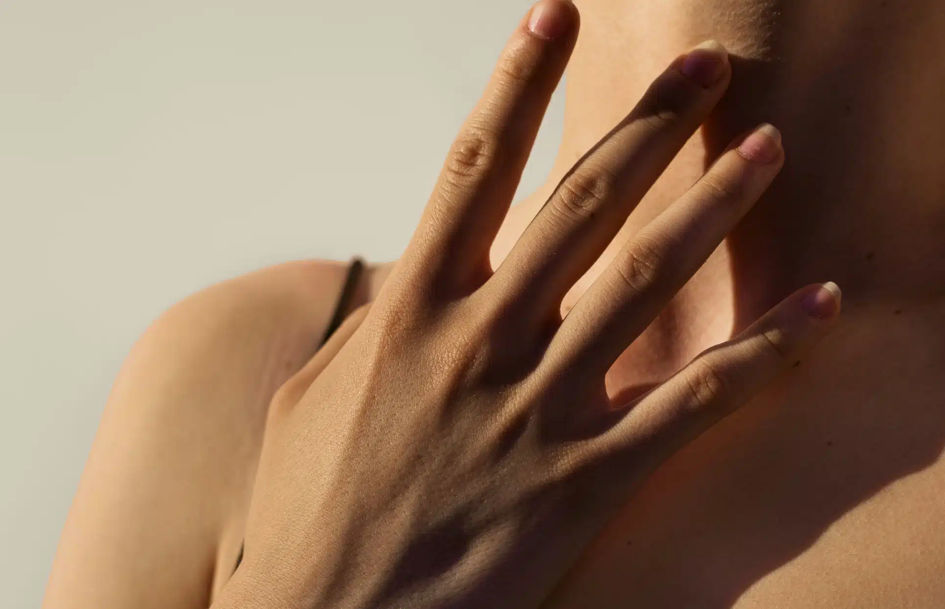 Photo stylisee des doigts d une jeune femme injection acide hyaluronique mains | Dr Christophe Reinbold Lyon