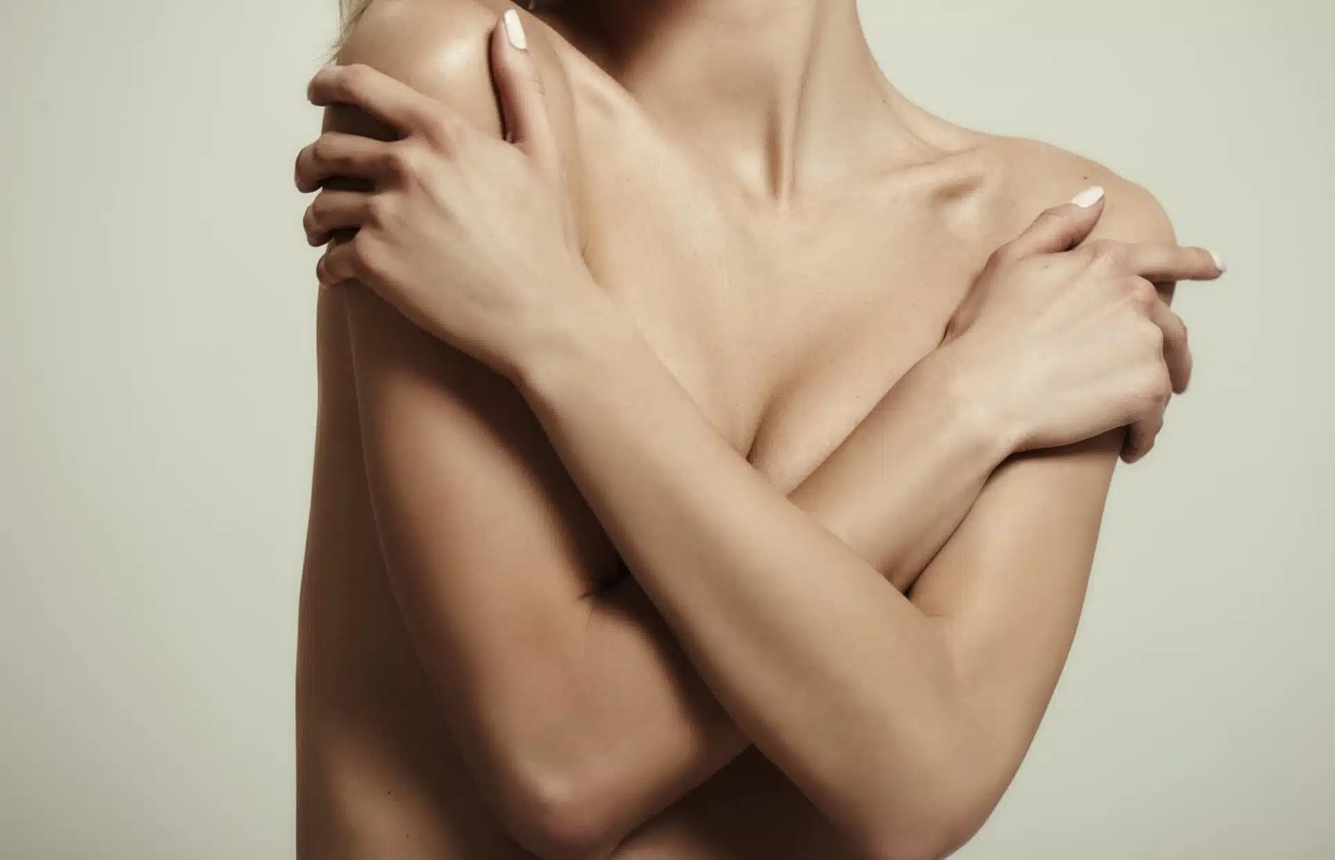 Jeune femme cachant sa poitrine avec ses mains mamelons invagines| Dr Christophe Reinbold Lyon