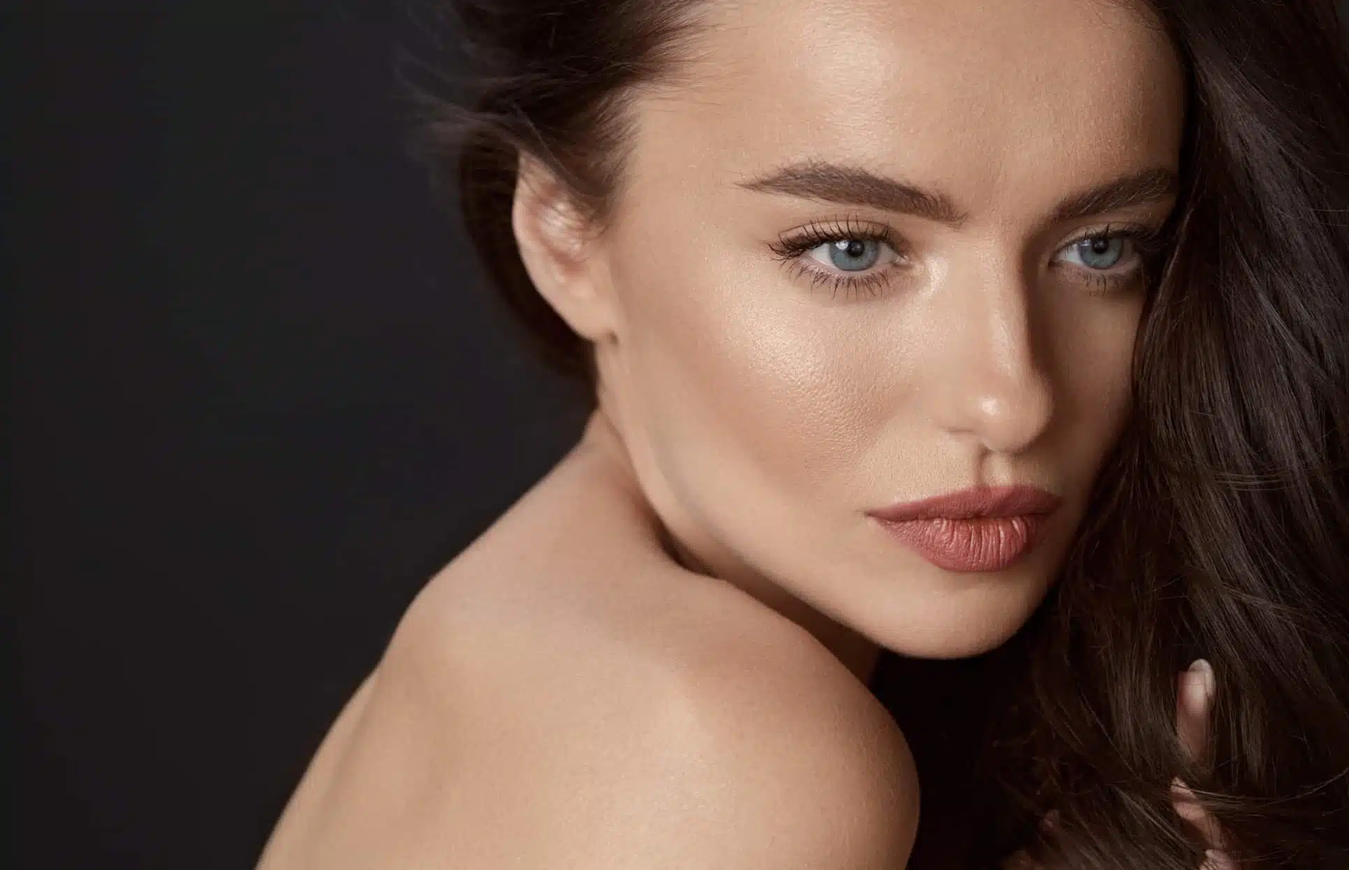 Photo stylisee du visage d jeune femme les injections en medecine esthetique | Dr Christophe Reinbold Lyon