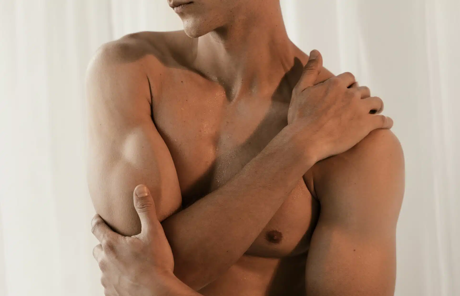 Homme torse nu posant sa main sur son epaule pectus excavatum | Dr Christophe Reinbold Lyon