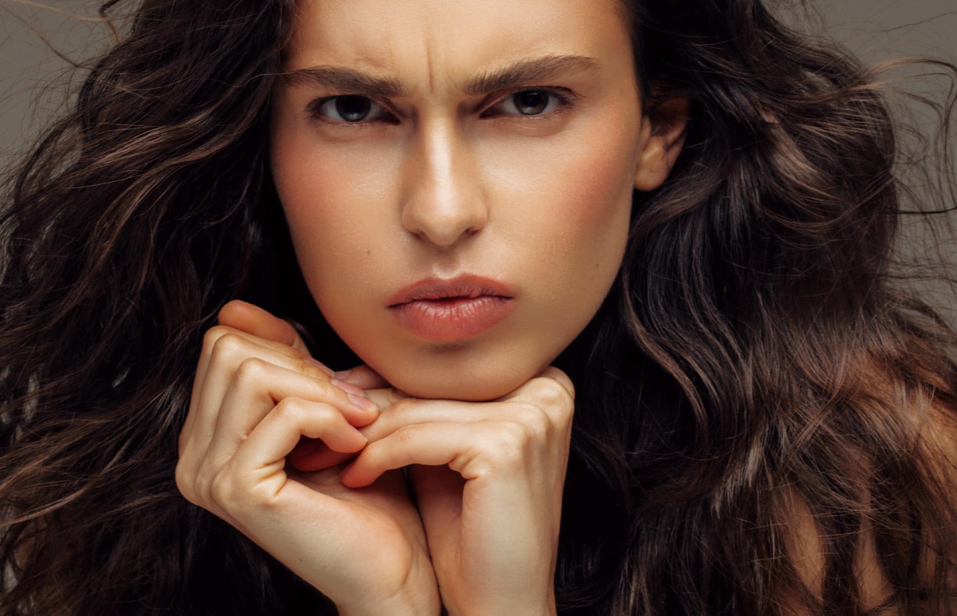 Visage d une jeune femme avec un regard serieux rides d expression | Dr Christophe Reinbold Lyon