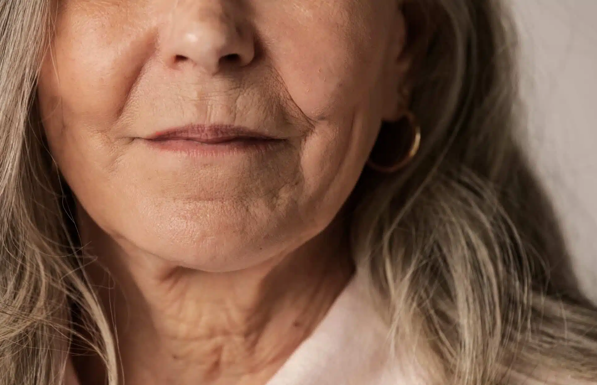 Photo rapprochee de la partie inferieure du visage d une femme agee acide hyaluronique Rides | Dr Christophe Reinbold Lyon