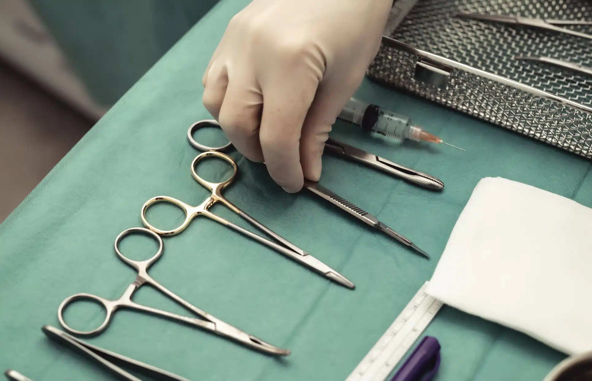 Des ciseaux de chirurgie et scalpel poser sur la table simulation 3D poitrine | Dr Christophe Reinbold Lyon