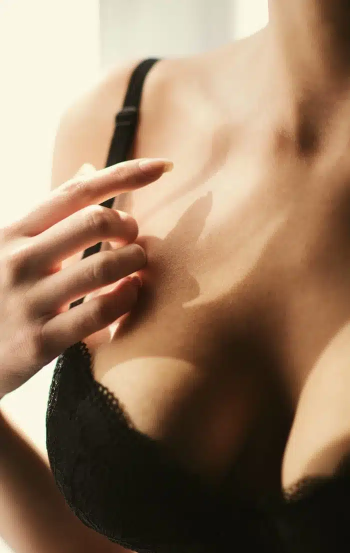 Vue rapprochee sur la poitrine d une femme augmentation mammaire par protheses | Dr Christophe Reinbold Lyon