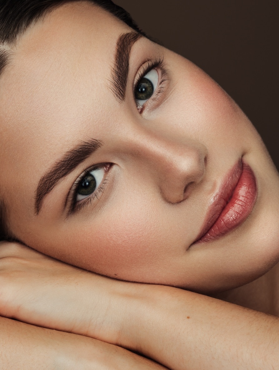 Visage d une jolie jeune femme souriante acide hyaluronique | Dr Christophe Reinbold Lyon
