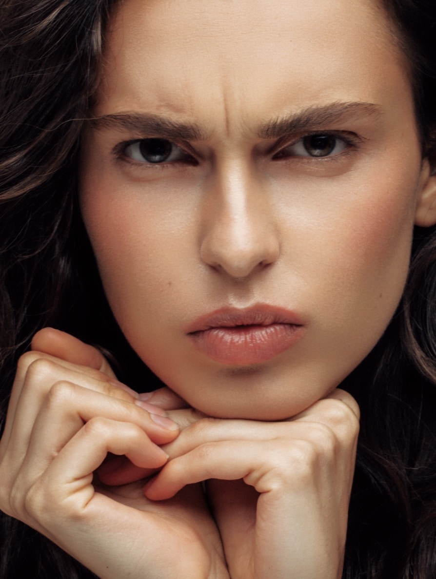 Visage d une jolie jeune femme avec un regard serieux Botox | Dr Christophe Reinbold Lyon