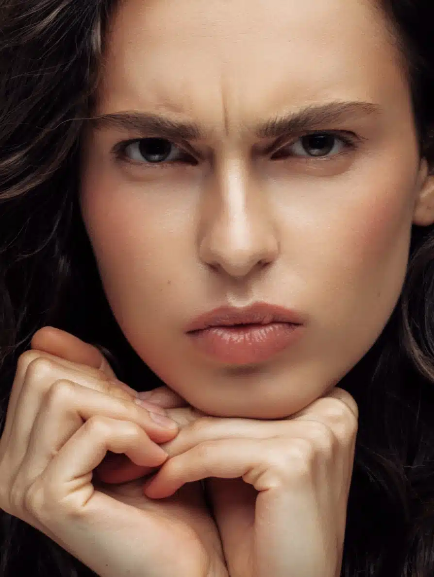 Visage d une jolie jeune femme avec un regard serieux Botox | Dr Christophe Reinbold Lyon