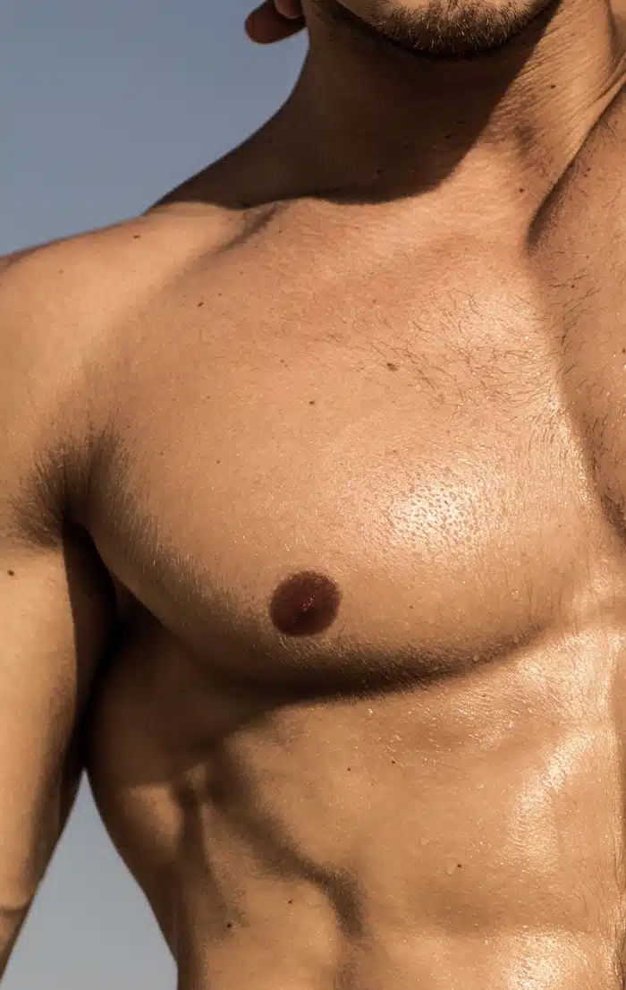 Photo rapprochee du torse nu d un jeune homme gynecomastie | Dr Christophe Reinbold Lyon