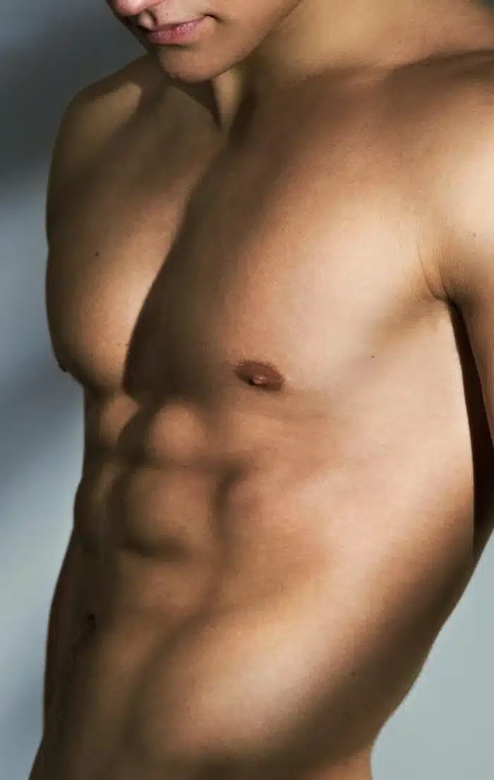 Photo stylisee montrant le torse et ventre d un jeune homme lipostructure | Dr Christophe Reinbold Lyon