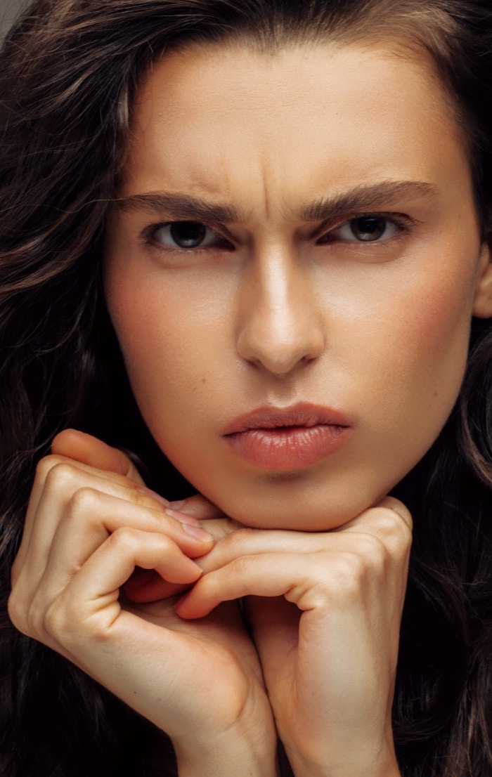 Visage d une jeune femme avec un regard serieux rides d expression | Dr Christophe Reinbold Lyon