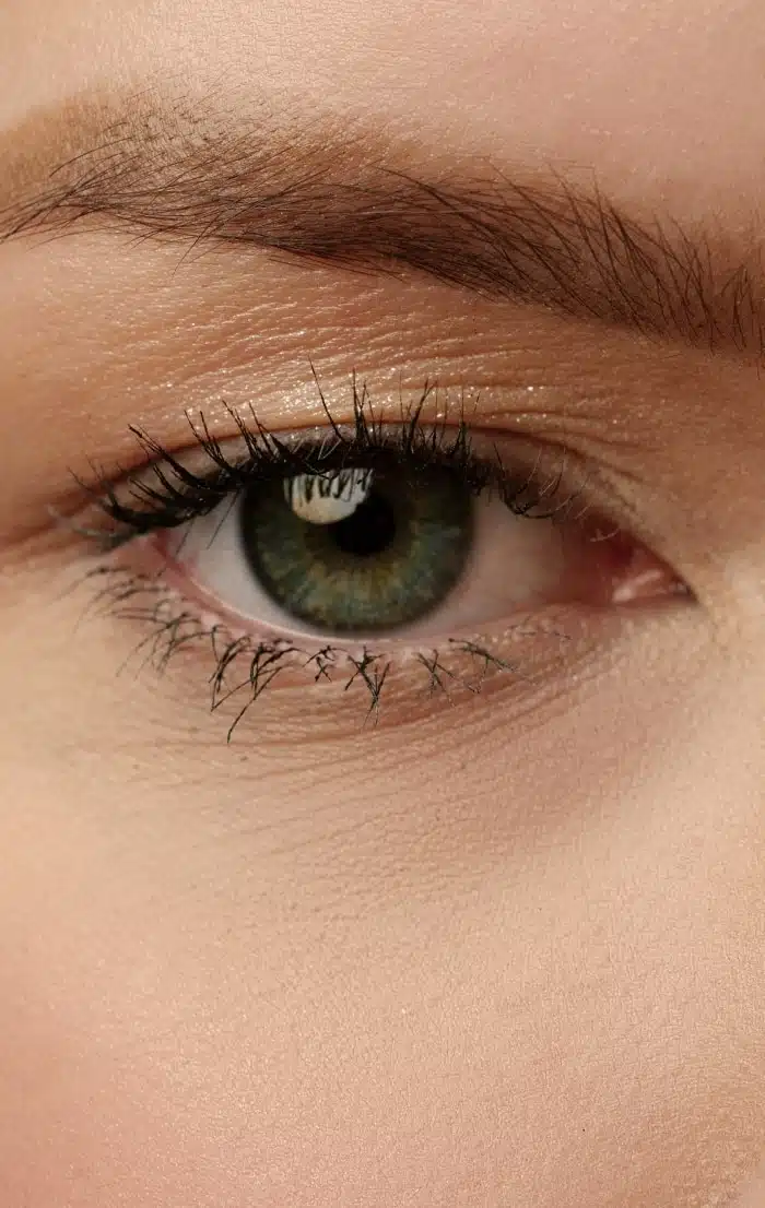 Photo rapprochee d un joli oeil d une jeune femme blepharoplastie superieure | Dr Christophe Reinbold Lyon