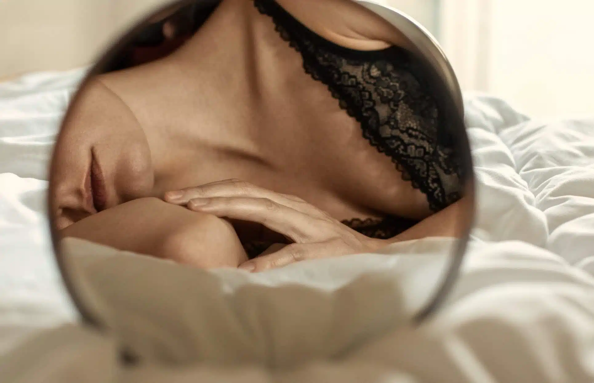 Reflet d une jeune femme dans le miroir augmentation mammaire | Dr Christophe Reinbold Lyon