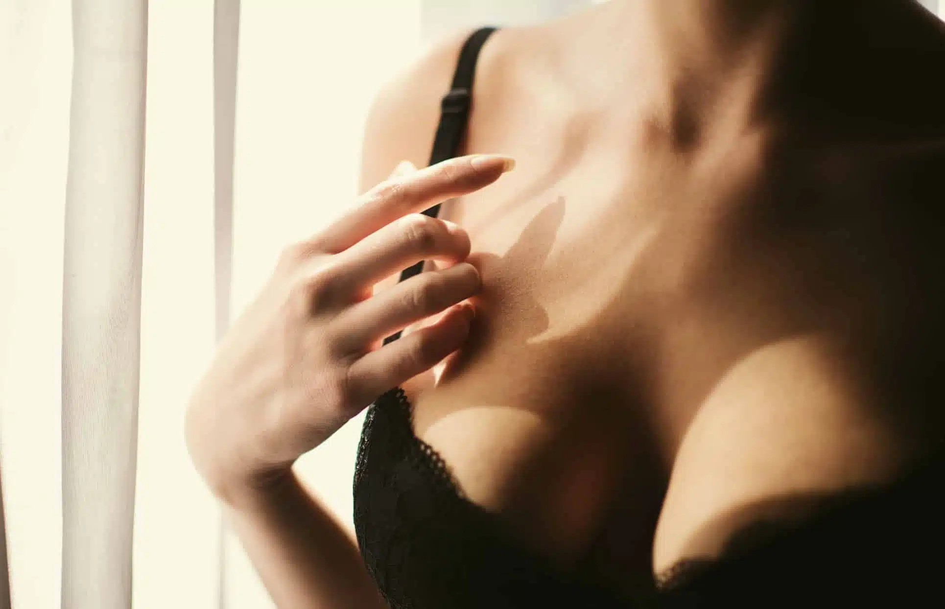 Photo stylisee de la poitrine d une femme augmentation mammaire par protheses | Dr Christophe Reinbold Lyon