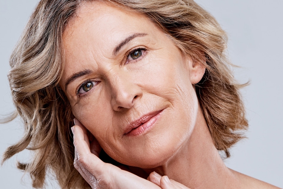 Photo rapprochee du visage d une femme agee comment prevenir et traiter le relachement cutane du visage | Dr Christophe Reinbold Lyon