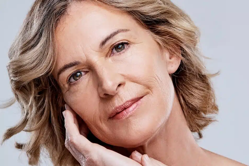 Photo rapprochee du visage d une femme agee comment prevenir et traiter le relachement cutane du visage | Dr Christophe Reinbold Lyon