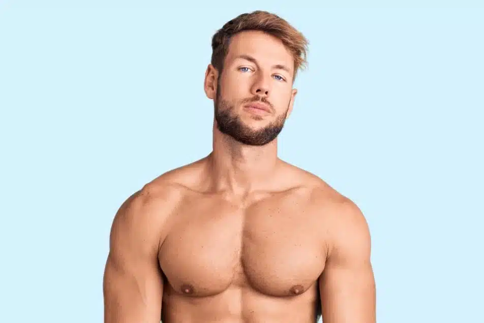 Photo de profile d un jeune homme avec le torse nu comment reconnaitre une gynecomastie | Dr Christophe Reinbold Lyon