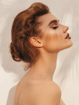 Photo artistique d'une femme de profil avec les yeux fermés - Visage - Dr Reinbold | Lyon