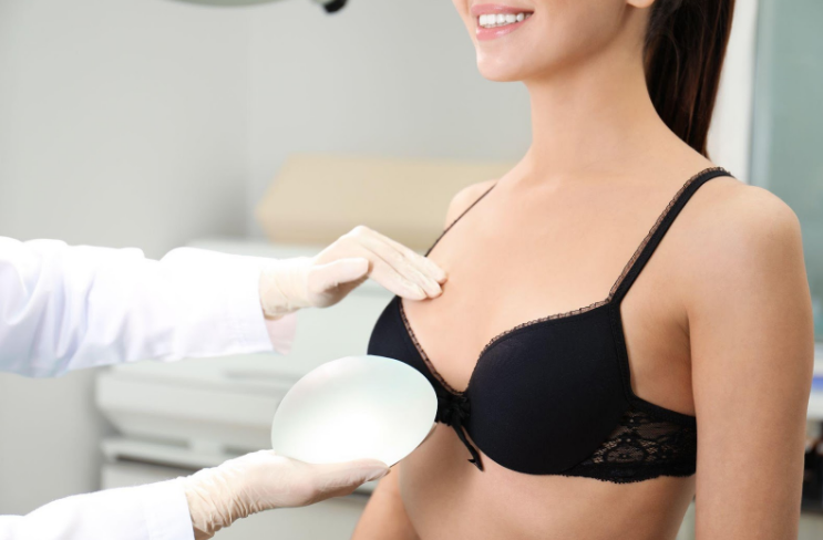Augmentation mammaire par implants : devant ou derrière le muscle ?